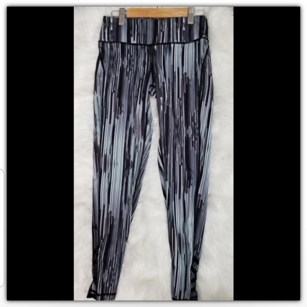 Mono B legging with cute cut out in back size smal